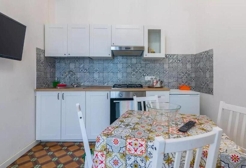 דירת שני חדרים, A'storia