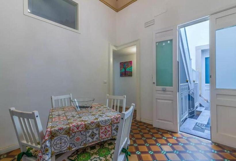 דירת שני חדרים, A'storia