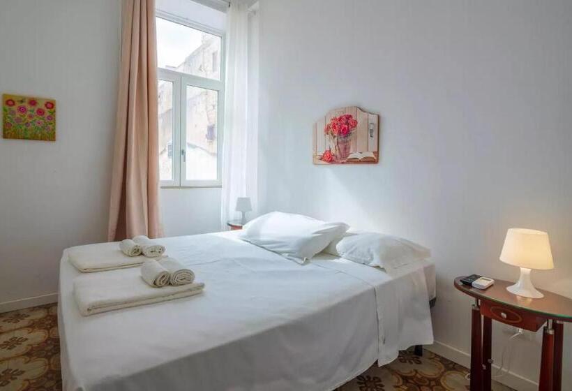 דירת שני חדרים, A'storia