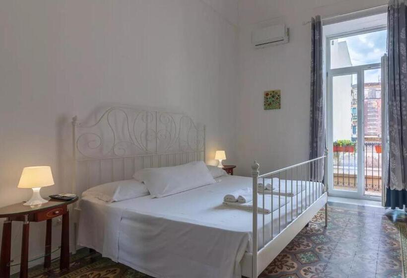 דירת שני חדרים, A'storia