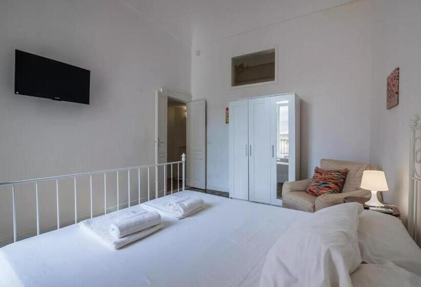 דירת שני חדרים, A'storia