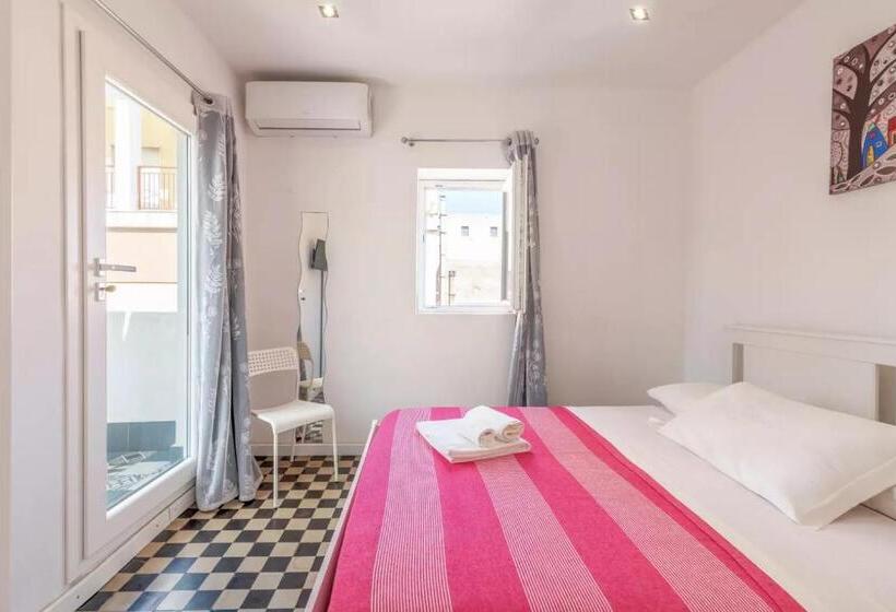 דירת חדר עם טרסה, A'storia