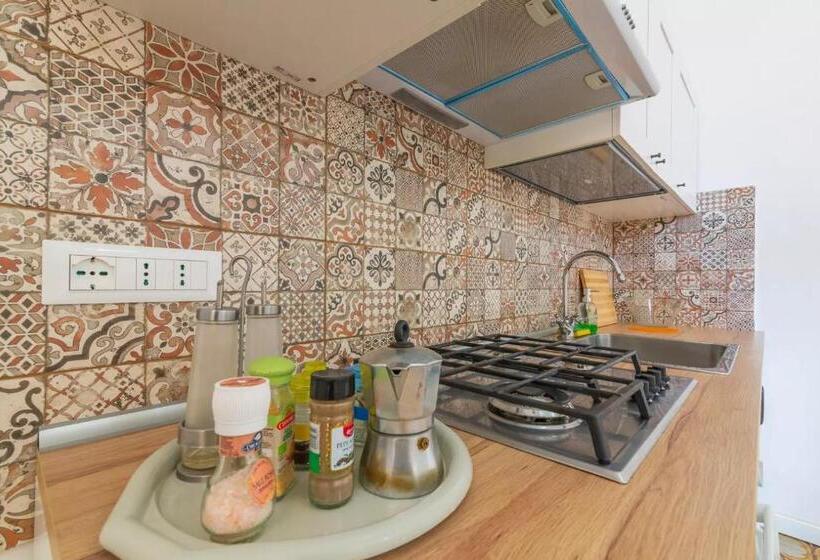 דירת חדר, A'storia