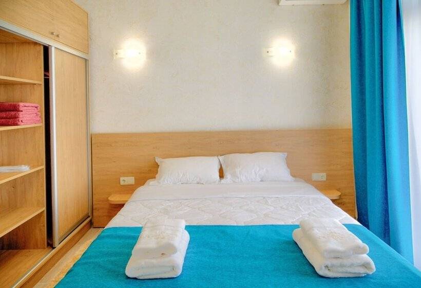 חדר דלוקס לשלושה, Grand More