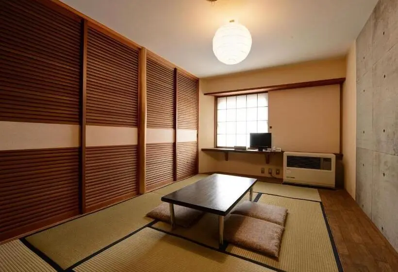 バスルーム共有のトリプルスタンダード, The Kinta Naeba