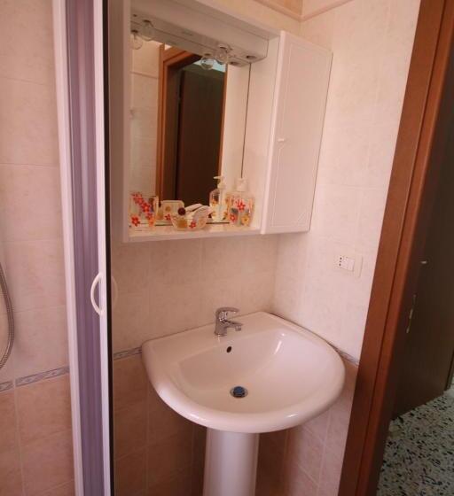 اتاق استاندارد یک نفره, B&b Santa Gilla