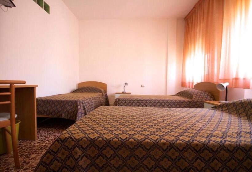 اتاق ساده سه نفره, B&b Santa Gilla