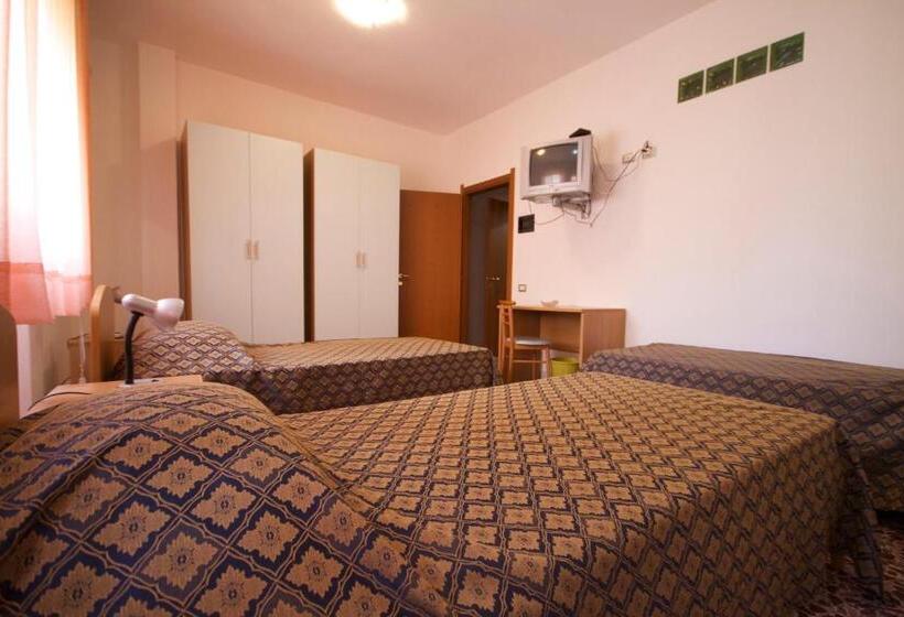 اتاق ساده سه نفره, B&b Santa Gilla