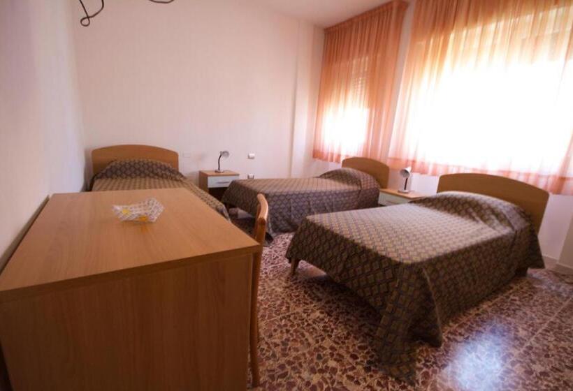 اتاق ساده سه نفره, B&b Santa Gilla