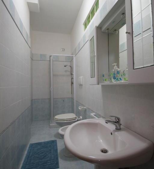 اتاق ساده سه نفره, B&b Santa Gilla