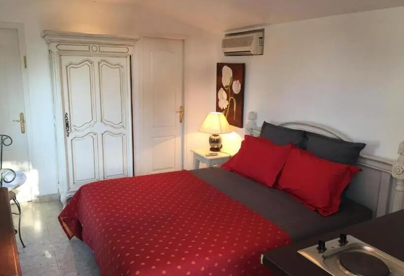 اتاق استاندارد با چشم‌انداز استخر, La Bergerie B&b