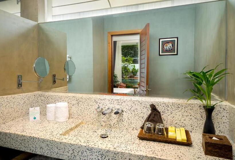 اتاق لوکس با چشم‌انداز استخر, Phka Chan