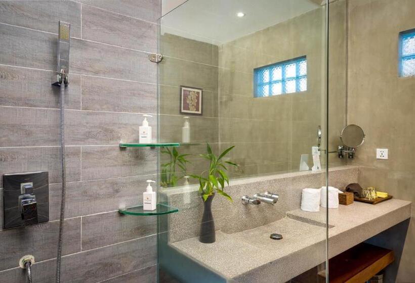 اتاق لوکس با چشم‌انداز استخر, Phka Chan