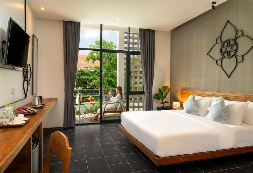 اتاق لوکس با چشم‌انداز استخر, Phka Chan