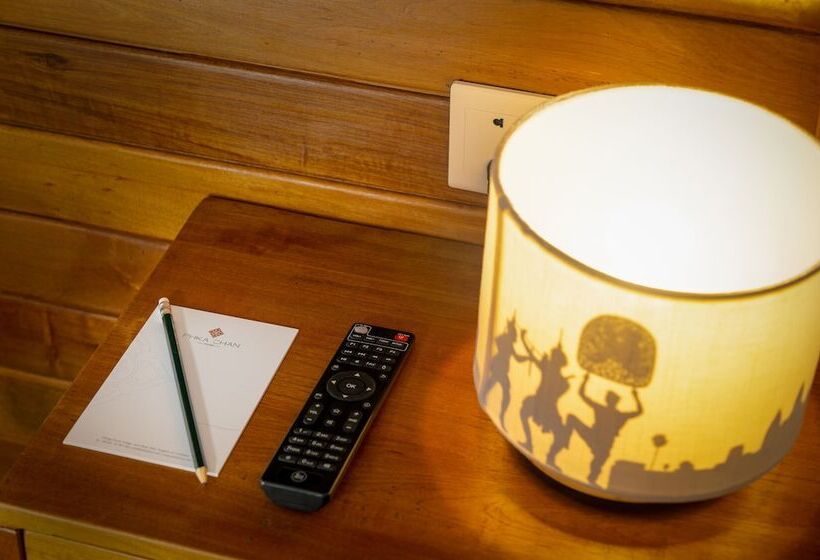 اتاق لوکس با چشم‌انداز استخر, Phka Chan