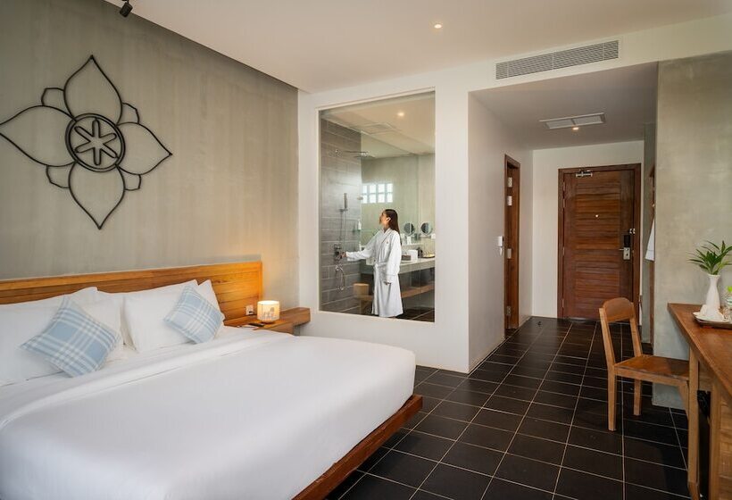 اتاق لوکس با چشم‌انداز استخر, Phka Chan