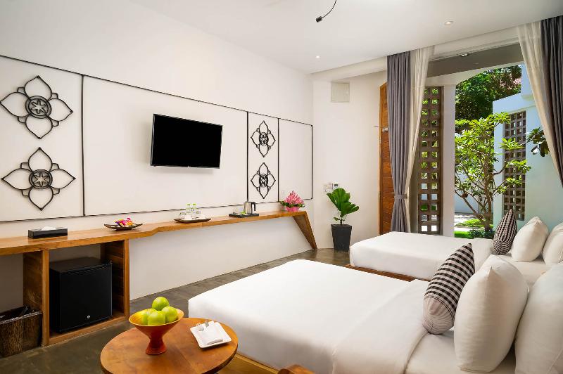 اتاق لوکس با چشم‌انداز استخر, Phka Chan