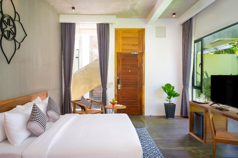 اتاق لوکس با چشم‌انداز استخر, Phka Chan