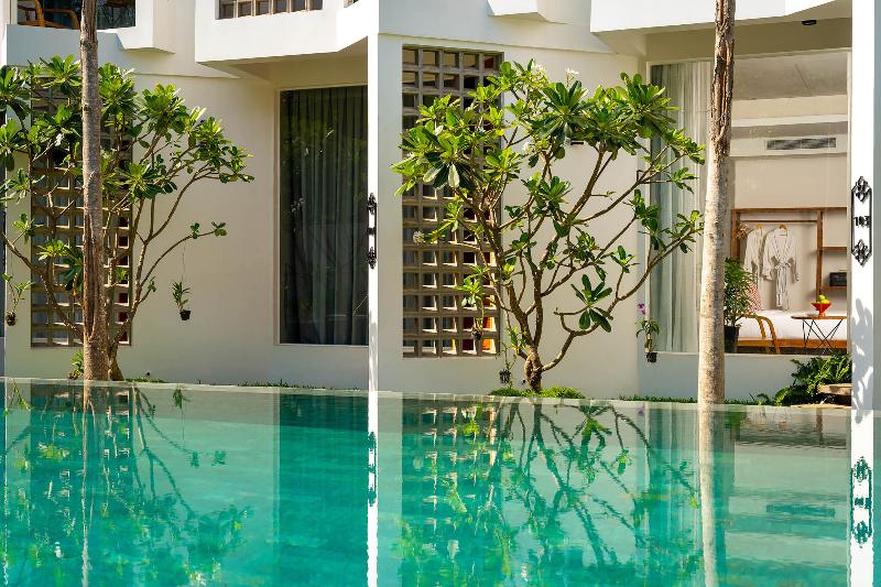 اتاق لوکس با چشم‌انداز استخر, Phka Chan