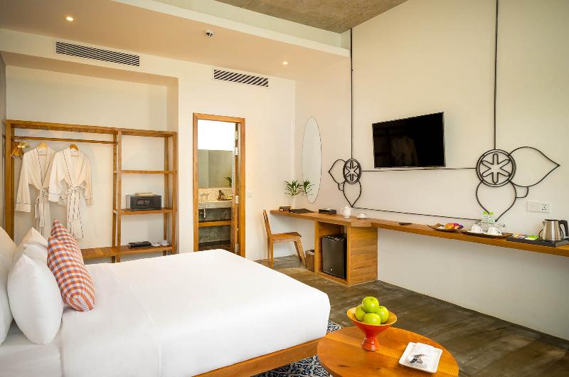 اتاق لوکس با چشم‌انداز استخر, Phka Chan