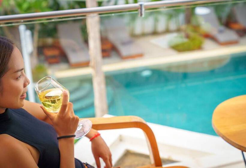 اتاق لوکس با چشم‌انداز استخر, Phka Chan