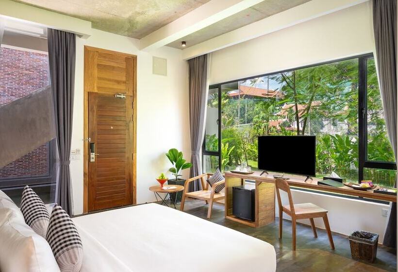 اتاق لوکس با چشم‌انداز استخر, Phka Chan