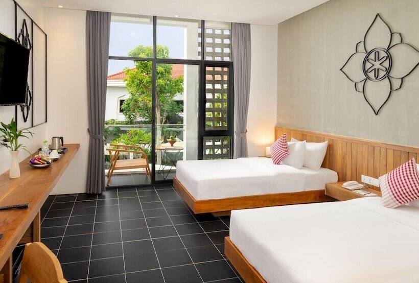 اتاق لوکس با چشم‌انداز استخر, Phka Chan