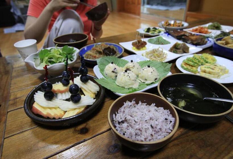 Кровать в Общей Комнате, Bangdigareum B&b