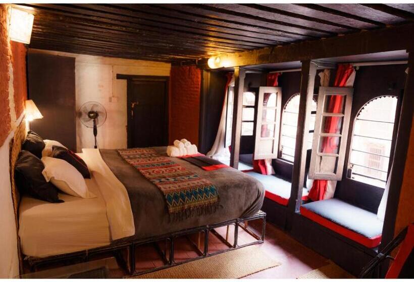 اتاق لوکس با تخت بزرگ, Hira Guest House