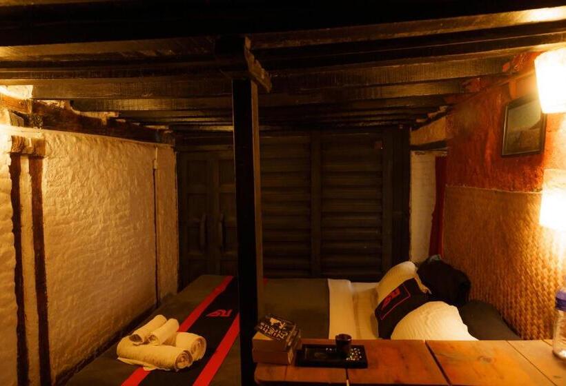 اتاق لوکس سه تخته, Hira Guest House