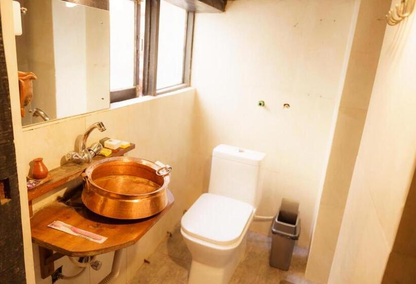 اتاق لوکس سه تخته, Hira Guest House