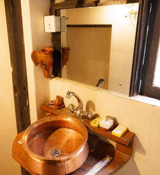 اتاق لوکس با تخت بزرگ, Hira Guest House