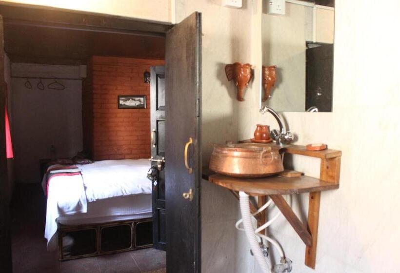 اتاق لوکس با تخت بزرگ, Hira Guest House