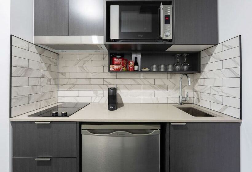 דירת משפחה, The Sebel Canberra Civic