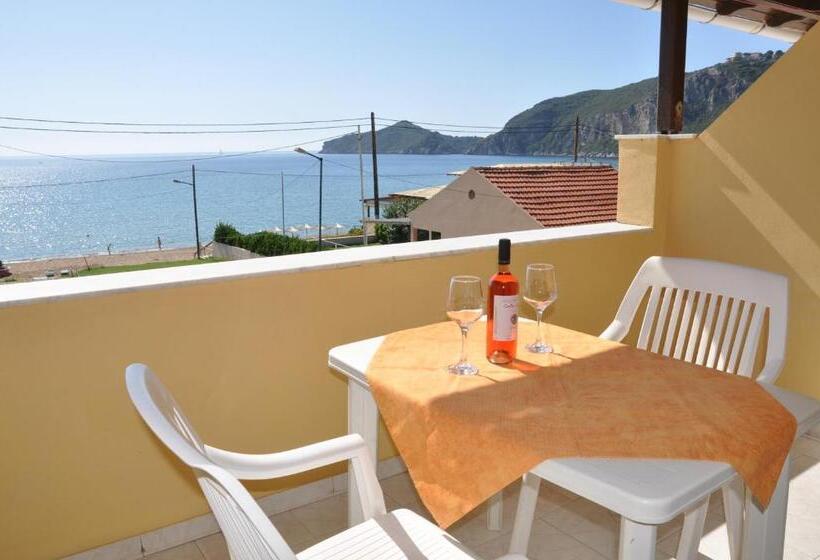 اتاق استاندارد, Elias & Vasili House