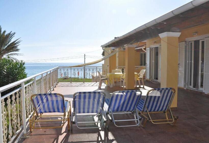 آپارتمان 1 خوابه, Elias & Vasili House