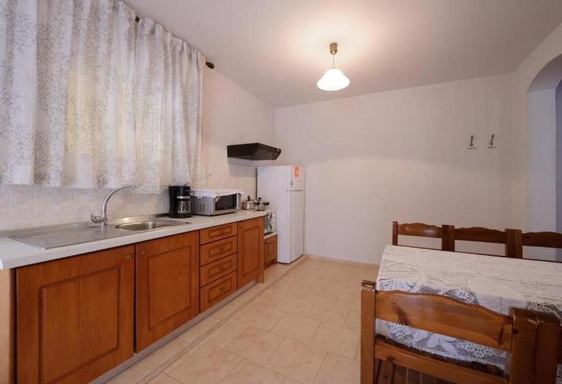 آپارتمان 1 خوابه, Elias & Vasili House