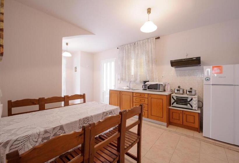 آپارتمان 1 خوابه, Elias & Vasili House