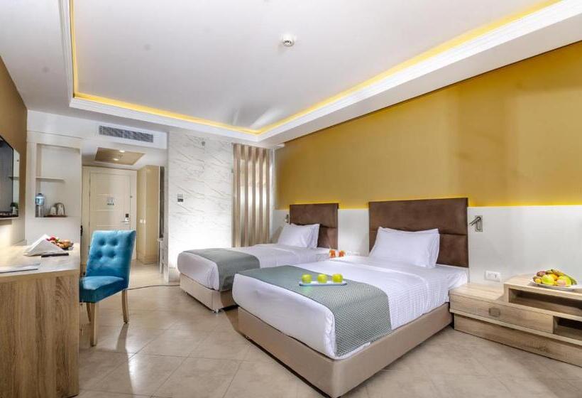 Standard swim-up room, Titanic Royal Families And Couples Only