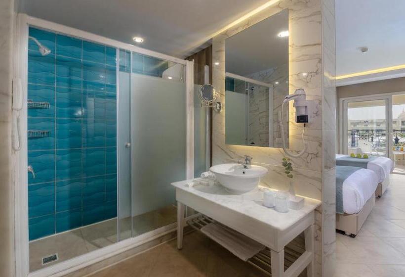 Standard swim-up room, Titanic Royal Families And Couples Only