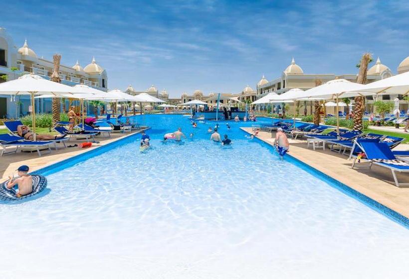 Standard swim-up room, Titanic Royal Families And Couples Only