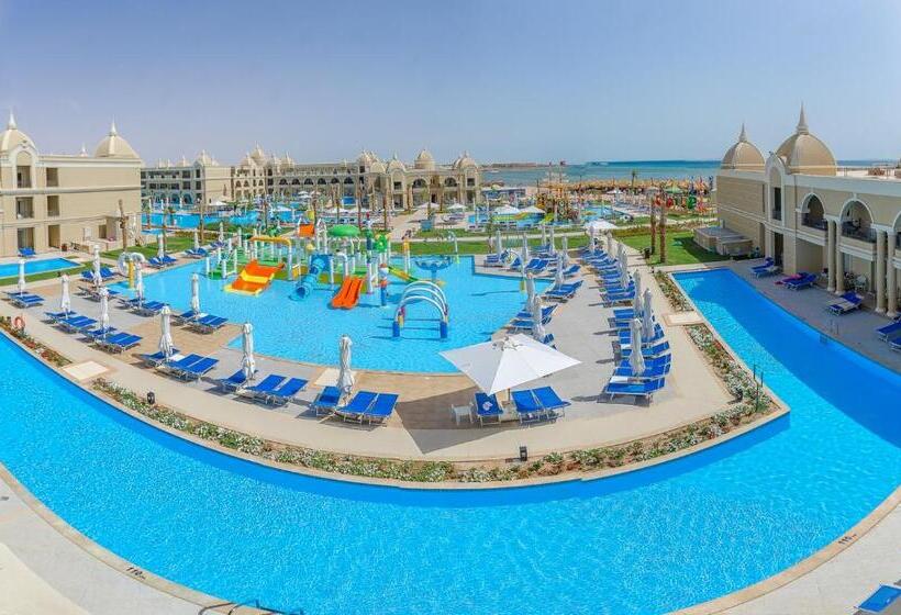 Standard swim-up room, Titanic Royal Families And Couples Only