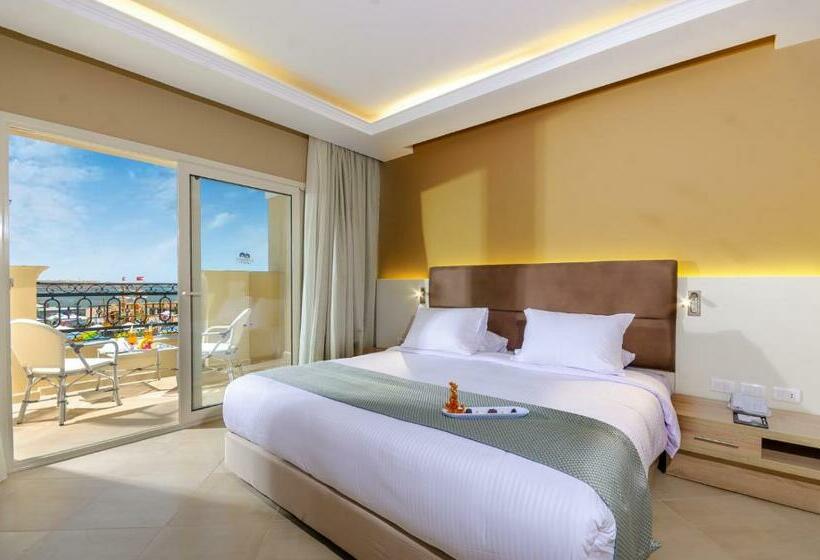 اتاق استاندارد با چشم‌انداز استخر, Titanic Royal Families And Couples Only