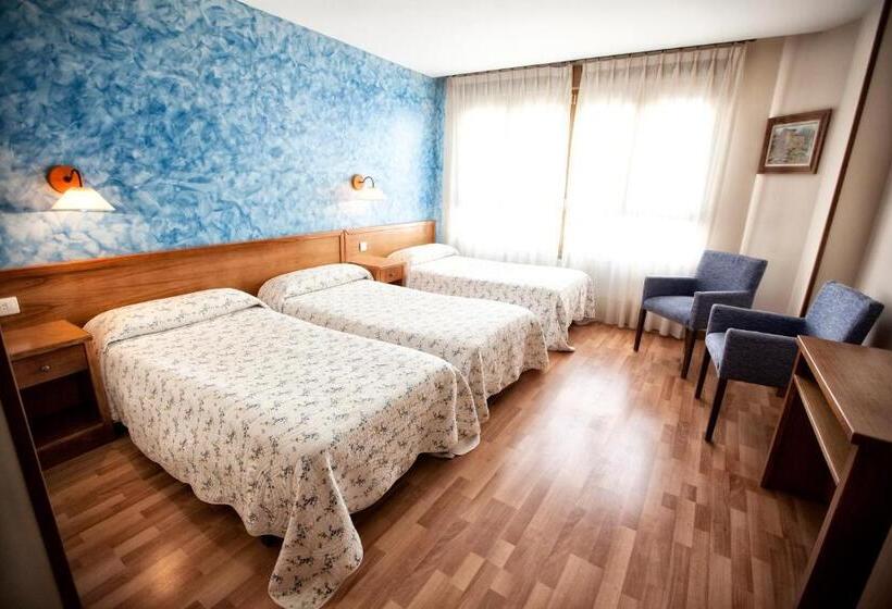 Quarto Triplo Estandar, Alojamiento Covadonga