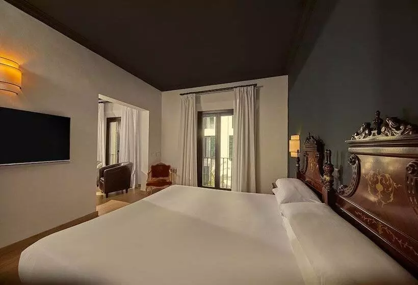 Chambre Supérieure, Born