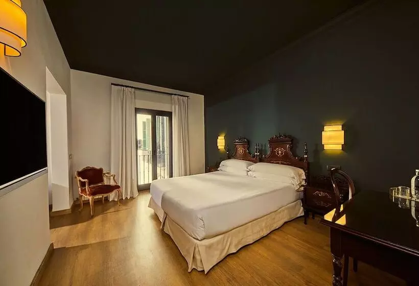 Chambre Supérieure, Born