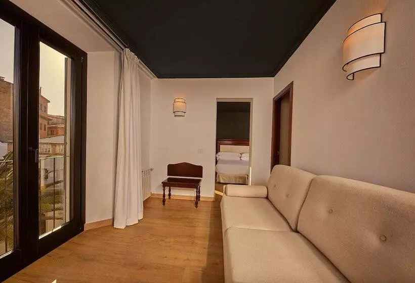 Chambre Supérieure, Born