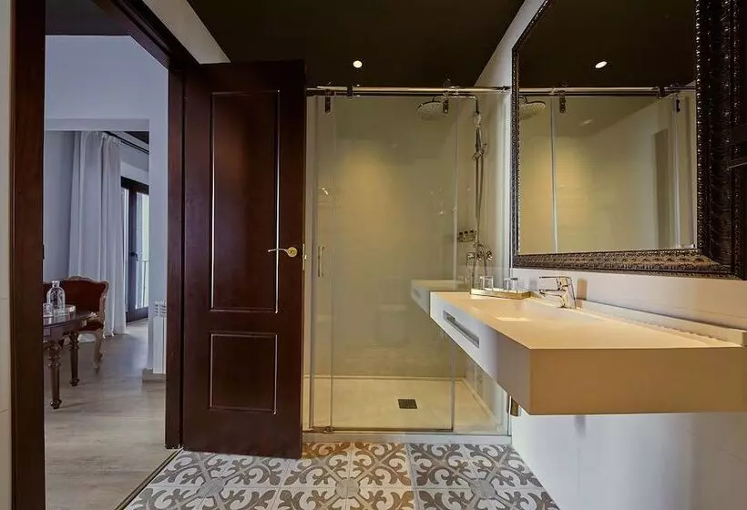 Chambre Supérieure, Born