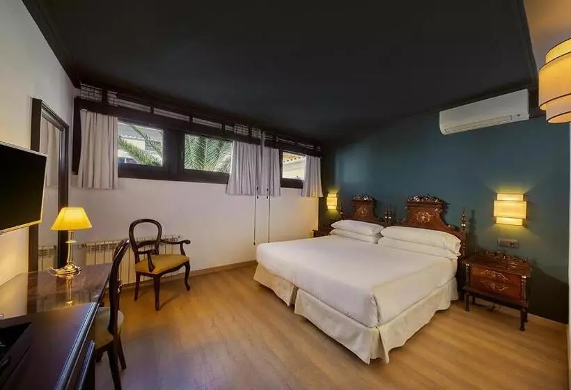 Chambre Triple Standard, Born