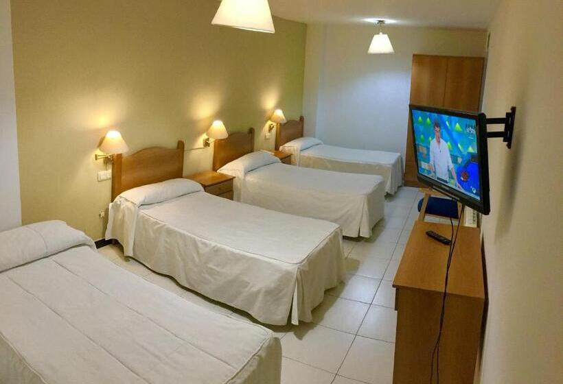 غرفة قياسية رباعية, El Emigrante